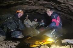 ラオス、増水の洞窟から５人生還