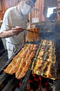 土用の丑の日 ウナギ店大忙し 日光