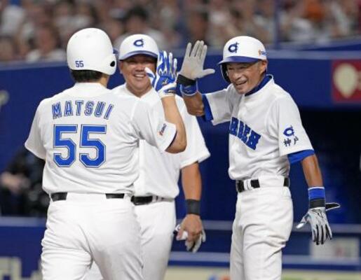 2025年8月、高校野球女子選抜との親善試合で、先制3ランを放った松井秀喜さん(55)を笑顔で迎える「KOBE CHIBEN」のイチローさん(右)と松坂大輔さん=バンテリンドームナゴヤ