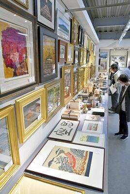 芸術品が所狭しと並ぶ会場