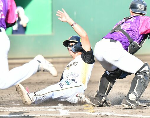 １回、栃木ＧＢの小倉の適時打で本塁に生還するダッタ＝真岡ハイトラ運動公園市民球場