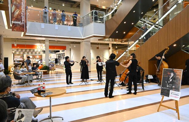 足利カンマーオーケスターのメンバーがコム広場で美しい演奏を披露した