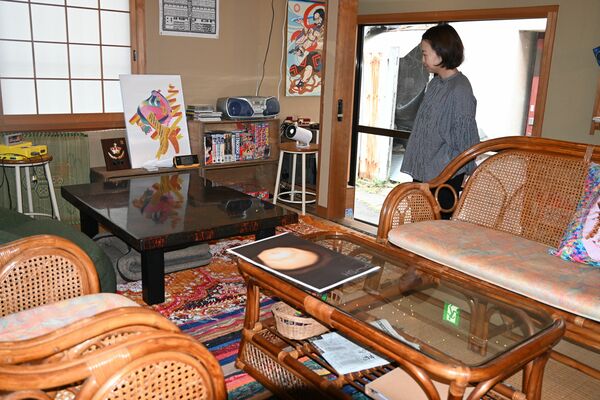 レトロなおもちゃや漫画もあるゲストハウスの共有スペース