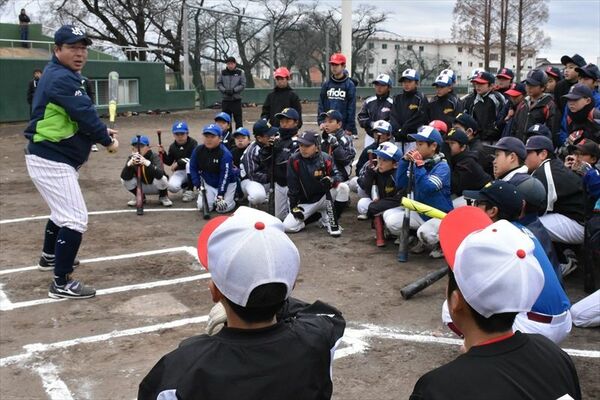 野球教室で真中さん（左）の指導を受ける子どもたち