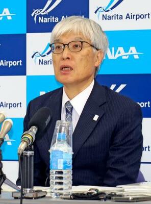 記者会見する成田国際空港会社の藤井直樹社長=27日午前、成田空港