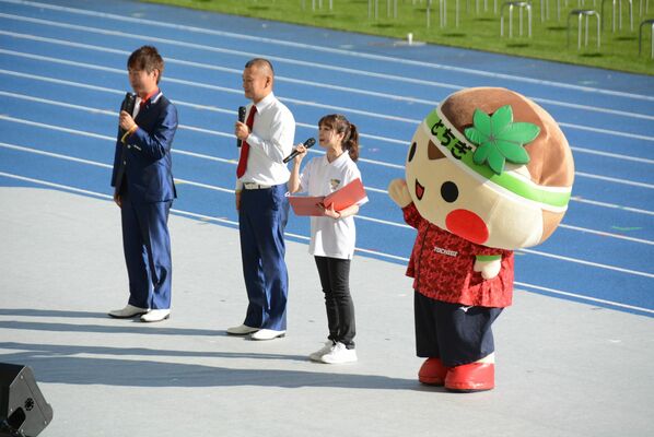 オープニングプログラムでステージに立つＵ字工事さんら＝29日午前８時50分、カンセキスタジアムとちぎ