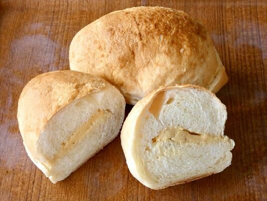 粒入りピーナツバターを挟んだ「ピッコロ」