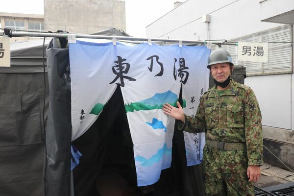 避難所となった宝立小中学校で入浴支援に携わった山崎さん＝２月下旬、石川県珠洲市（陸自宇都宮駐屯地広報提供）