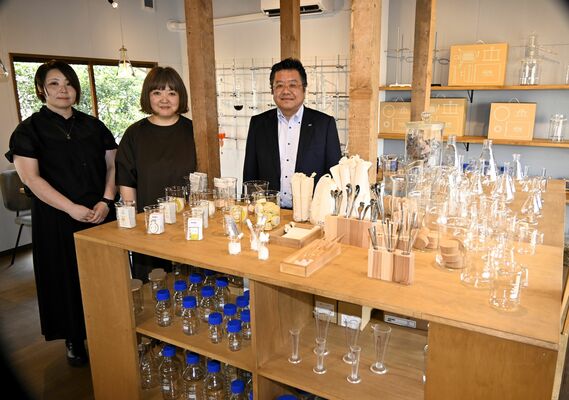 ８日に「理科室蒸留所　ＵＴＳＵＮＯＭＩＹＡ」をオープンする羽石社長（右）とスタッフ＝宇都宮市