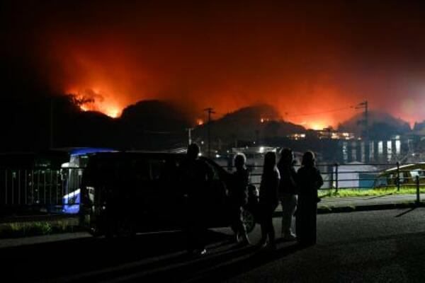 　岩手県大槌町の山林火災現場＝２２日午後９時８分