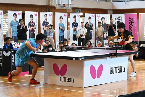 エキシビションマッチを披露する有延選手（左）と吉山選手