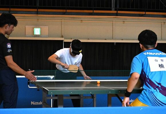 熱戦を展開する選手たち＝７日午後、宇都宮市福岡町