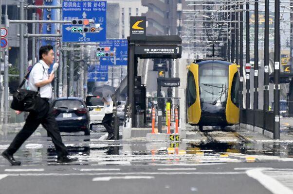 軌道上などに現れた逃げ水＝８日午後１時35分、宇都宮市宮みらい