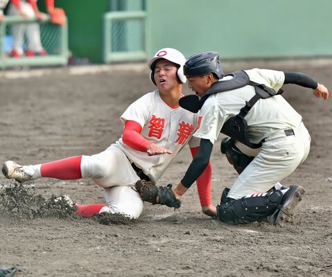 作新高－智弁学園高の練習試合　捕手の草野（右）が智弁学園高の本塁生還を阻止する＝小山運動公園野球場