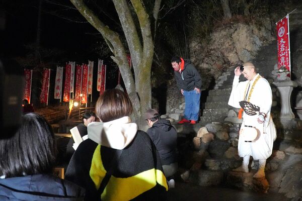 昨年の「悪口祭り」。石段の上から大声で悪口を叫ぶ参加者(右から2人目)