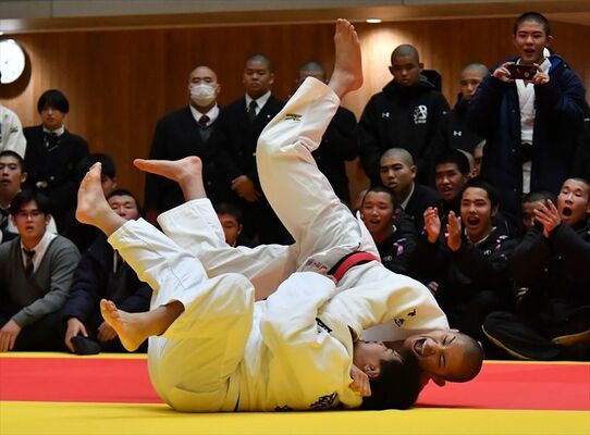 柔道男子団体決勝　白鴎足利の中堅・中田（上）が大内刈りで一本を奪う＝ユウケイ武道館
