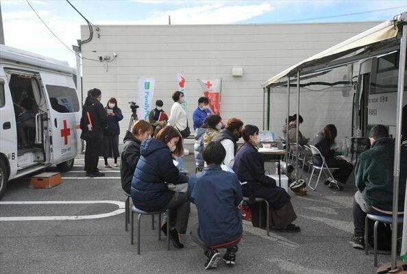 コンビニの駐車場で行われた献血と健康相談
