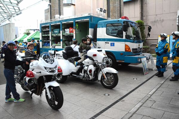 白バイやレスキュー車などが展示された県民ふれあい警察展＝３日午前、宇都宮市江野町
