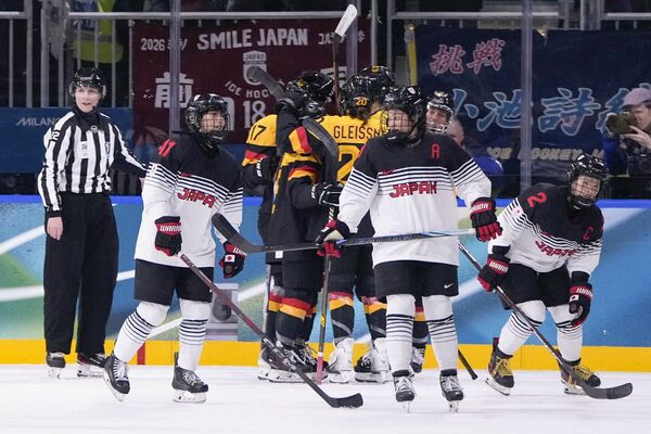 日本－ドイツ　第１ピリオド、３点目のゴールを奪われ肩を落とす（手前左から）野呂莉、細山田、小池＝ミラノ（共同）