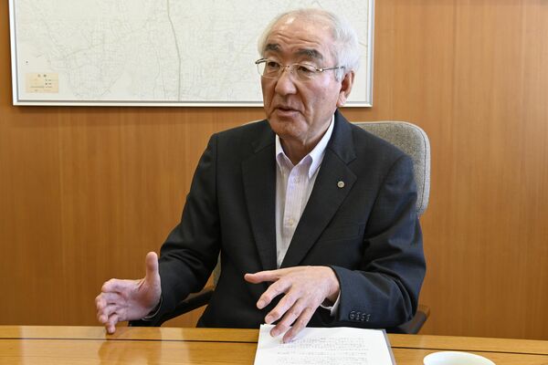 事業承継支援に注力する方針などを語る橋本理事長＝鹿沼市