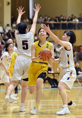 バスケットボール女子決勝　第４クオーター５分、矢板中央の小川（中央）が相手ディフェンスを突破してシュートを放つ＝マルワ・アリーナとちぎ