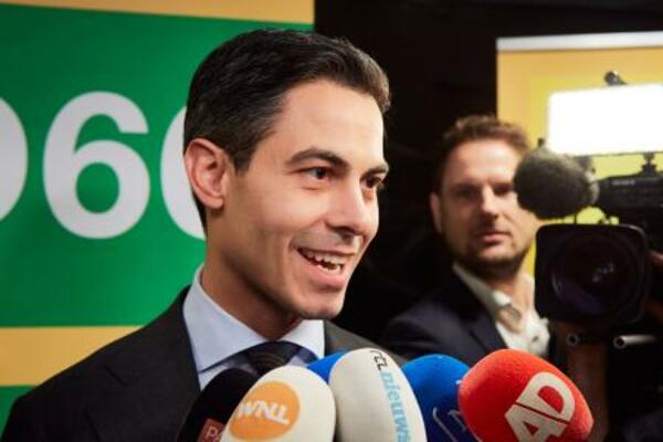 記者団に話す民主66のイェッテン党首=10月30日、オランダ・ハーグ(ゲッティ=共同)