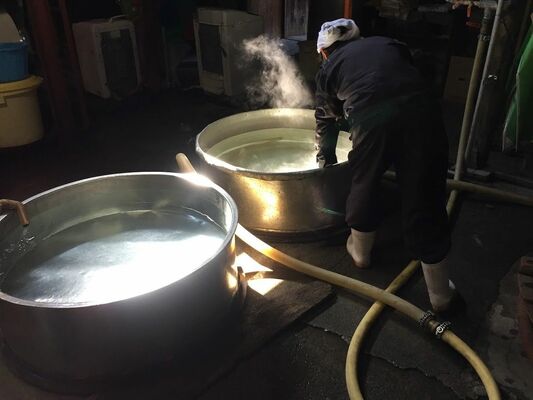 瓶燗火入れ用の「半切り桶」。ブレンドした瓶酒をここに入れて火入れする