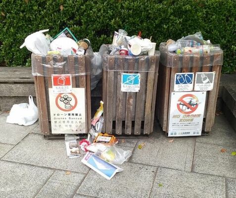 撤去前のごみ箱。日１回の収集では追いつかず、ごみがあふれていた（広島市提供）