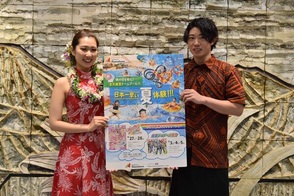 「栃木県民ウィークキャンペーン」をＰＲする来寿さん（右）ら＝17日午後、下野新聞社
