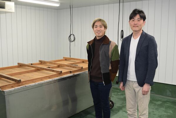 オリゼ専用の米麹工場を増設した小泉ＣＥＯ（左）と神保社長＝日光市