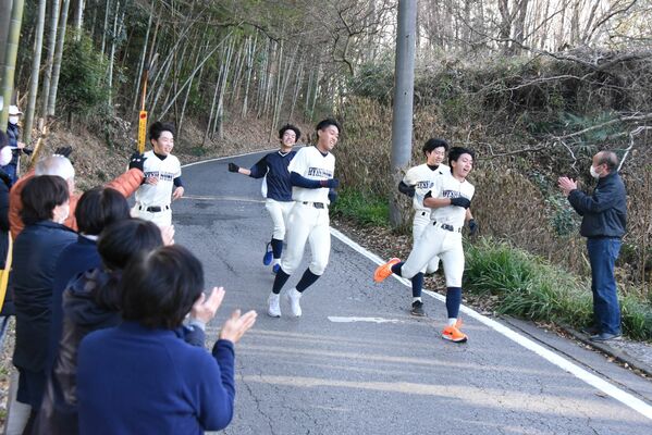荒井退造の生家に到着した部員たち