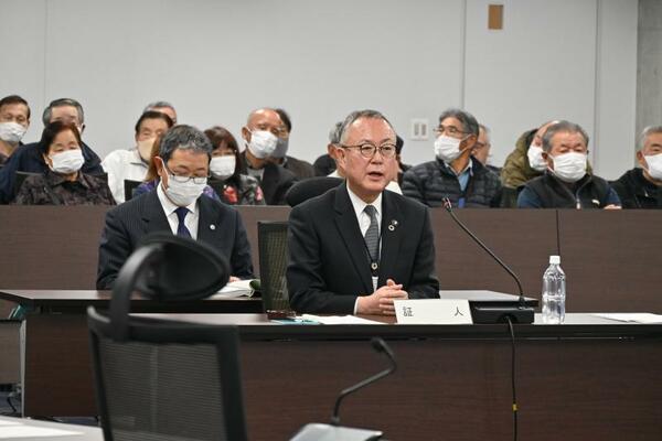 証人として出席した金子市長＝２４日午後２時４５分、佐野市役所