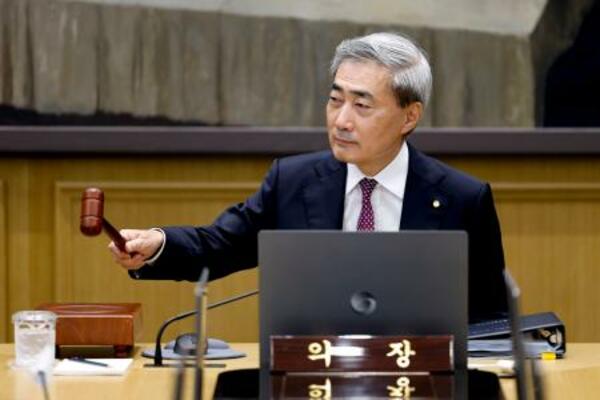 16日、ソウルの韓国銀行で、金融通貨委員会に出席した申鉉松総裁(聯合=共同)