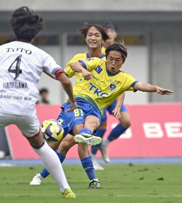 前半11分、栃木ＳＣのＦＷ中野（中央）がシュートを放つ＝カンセキスタジアムとちぎ、森田大地撮影