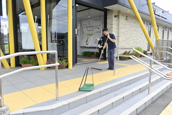 からせん応援隊として清掃活動する市職員