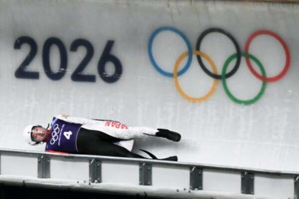 　男子リュージュ１人乗りの公式練習で滑走する小林誠也＝コルティナダンペッツォ（共同）