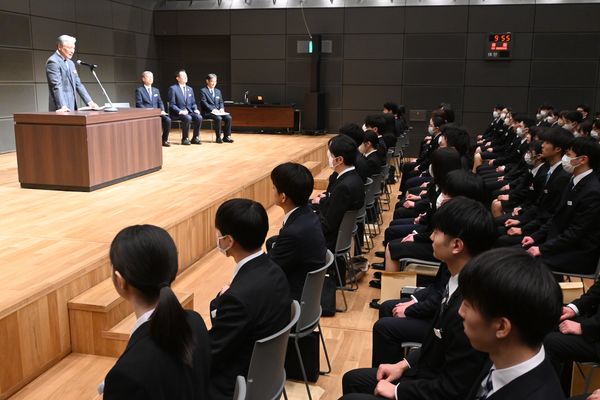 新採用職員を前に訓示する福田知事。「若いエネルギーを持った皆さんの力が必要不可欠」と激励した＝４月１日、県総合文化センター