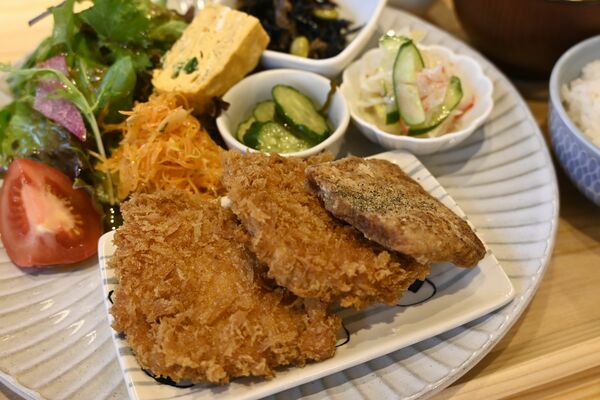 「ごはん＆カフェ　だいまる」の「さめのフライとさめ唐揚げ」＝10日午後、真岡市西田井