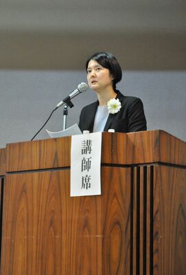 田中正造大学の最終講座で講演した長崎大の友澤准教授＝27日午後、佐野市金井上町