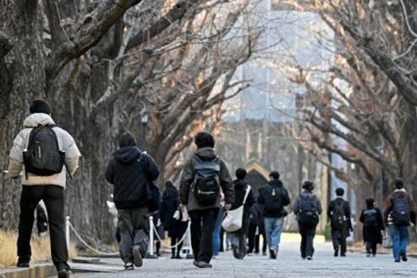 　大学入学共通テストの会場に向かう受験生＝１７日午前、東京都文京区の東大