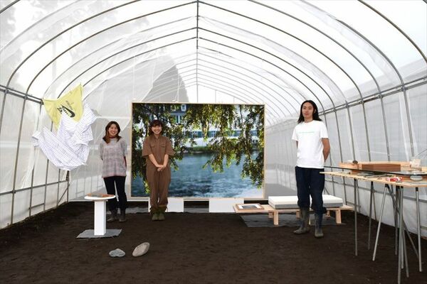 会場に立つ代田さん（中央）をはじめ出品者ら