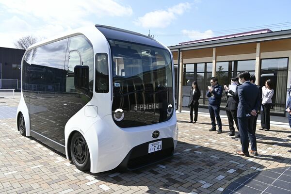 自治体向けに展示されたトヨタのイーパレット＝16日午前、宇都宮市