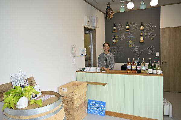 ブドウの栽培管理から醸造、店舗での商品販売まで一人で行う山崎さん＝那須塩原市