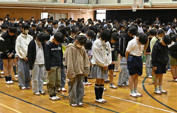 黙とうする児童ら＝18日午前、鹿沼市樅山町