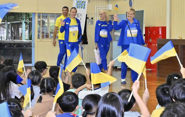 小学校を訪れたウクライナの選手＝５日午後１時10分、黒磯小