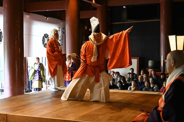 厳かな雰囲気の中、奉納された延年舞＝17日午前、日光市山内