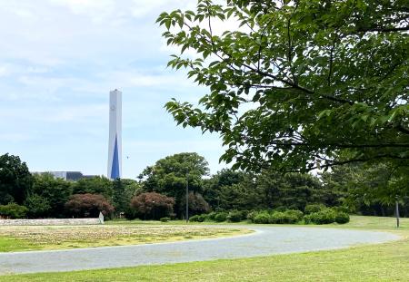 夢の島公園。奥に清掃工場の煙突が見える=東京都江東区