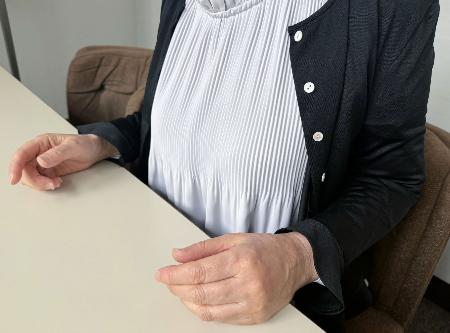 　地下鉄サリン事件で亡くなった高橋一正さんの処置に当たった女性看護師＝４月、東京都内