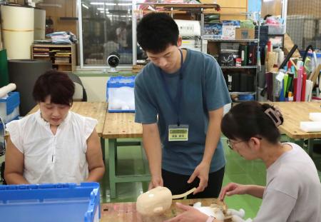 　人形劇講座で参加者からの相談に乗るこぐま座の職員（中央）＝９月、札幌市中央区