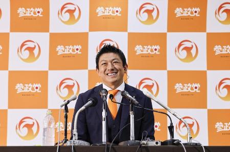 参院選の開票を受け、笑顔を見せる参政党の神谷宗幣代表＝２０２５年７月２０日、東京都新宿区